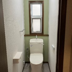 アクセントクロスでおしゃれに！トイレリフォームの画像